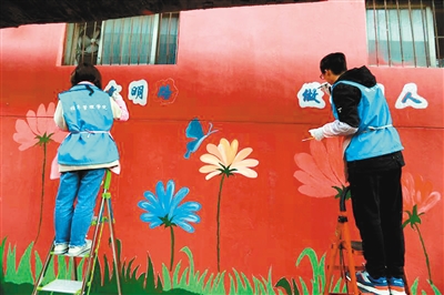 志愿者手绘文化墙 公交小巷旧貌换新颜